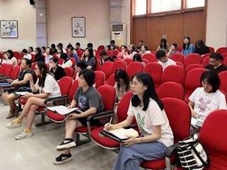 凌霄新闻台】业精于勤研课标，行成于思磨匠心