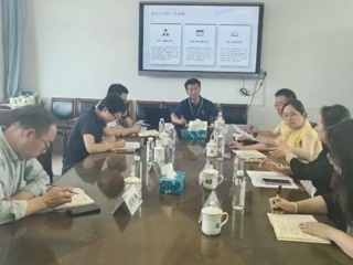 【凌霄新闻台】校长的双线融合：既有德育温度，又有后勤刻度