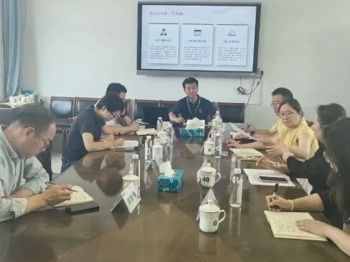 【凌霄新闻台】校长的双线融合：既有德育温度，又有后勤刻度