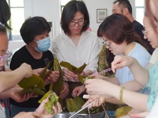 【凌霄新闻台】浓情端午粽飘香，同心同乐暖校园 ——宝带实验小学开展教职工端午包粽子主题活动