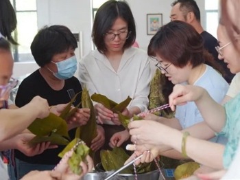 【凌霄新闻台】浓情端午粽飘香，同心同乐暖校园 ——宝带实验小学开展教职工端午包粽子主题活动