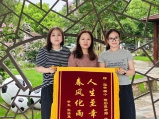 【凌霄新闻台】纸短情长，锦旗生光：宝带校园里最动人的“秋日回响”